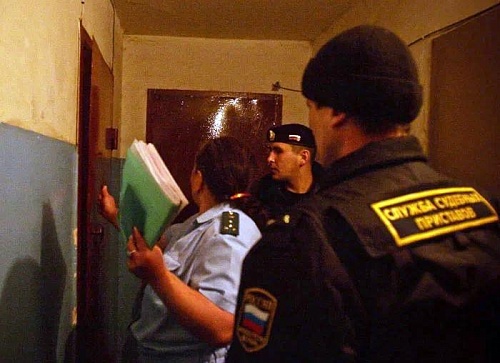 Когда судебный пристав выезжает к взыскателю, а не к должнику