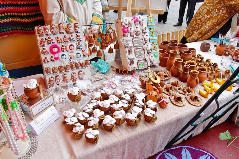 Народные умельцы учат тюменцев делать птиц счастья