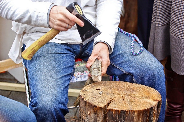 Народные умельцы учат тюменцев делать птиц счастья