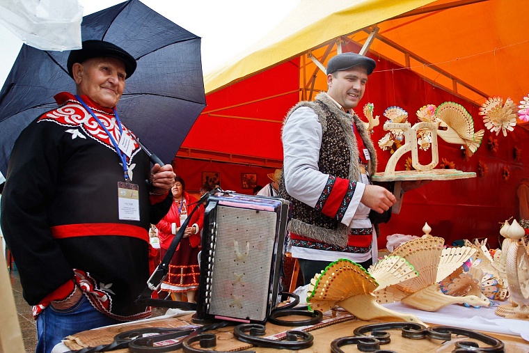 Народные умельцы учат тюменцев делать птиц счастья