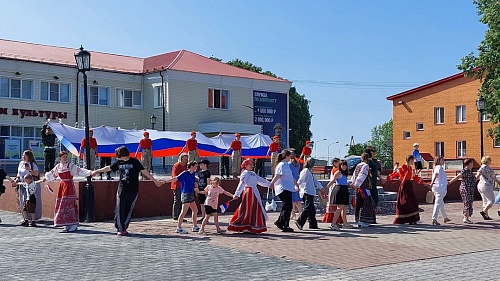 В Викулово на День России устроили праздничный флешмоб
