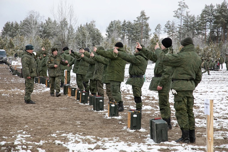 Тюменские мобилизованные учатся обезвреживать любые боеприпасы