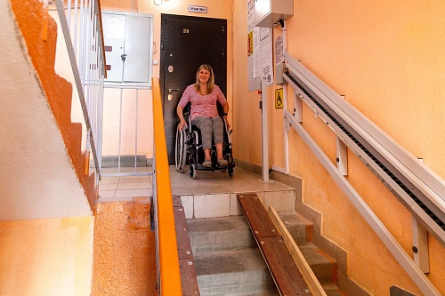 До появления пандуса жители тюменской многоэтажки спускали соседку по лестнице на руках