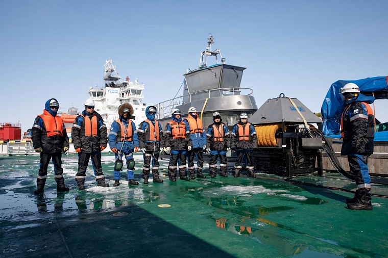 В Обской губе с участием ледоколов прошли учения по ликвидации разлива нефти