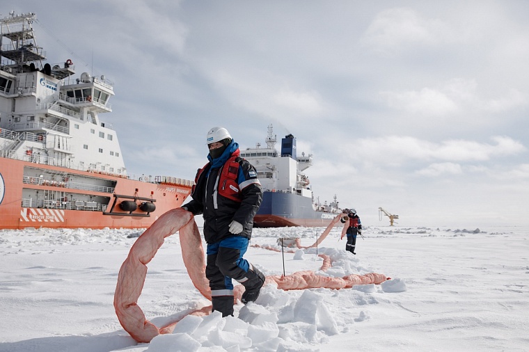 В Обской губе с участием ледоколов прошли учения по ликвидации разлива нефти