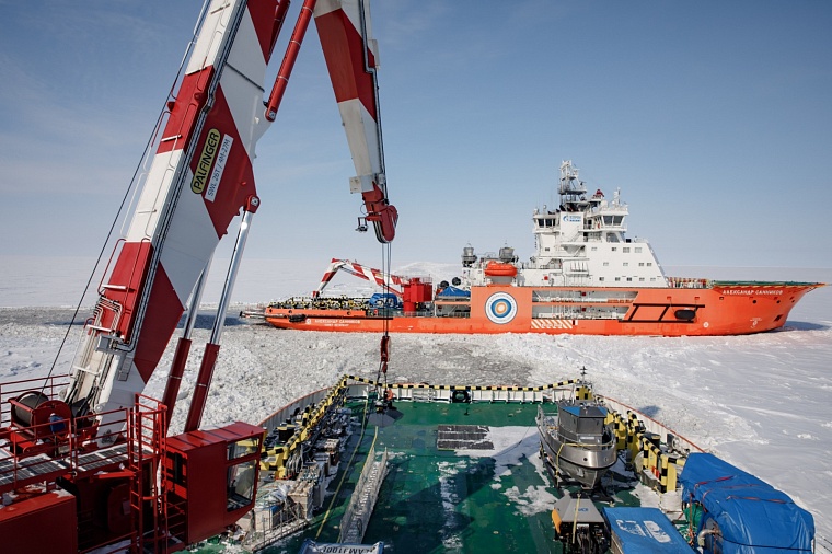 В Обской губе с участием ледоколов прошли учения по ликвидации разлива нефти