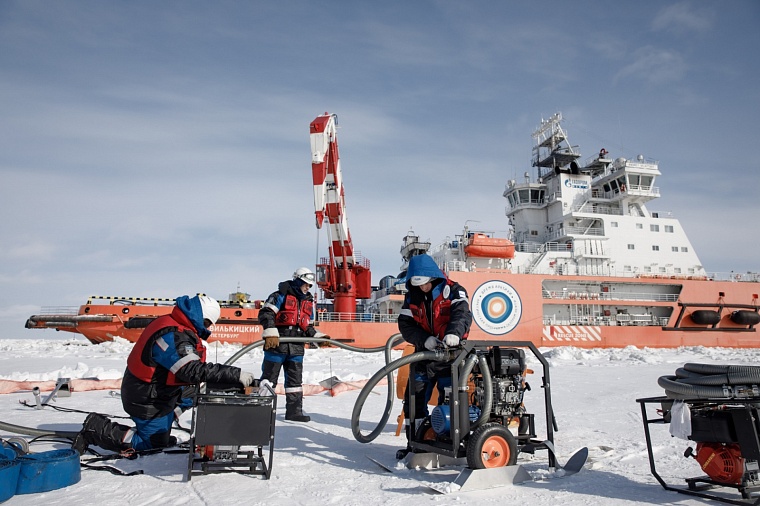В Обской губе с участием ледоколов прошли учения по ликвидации разлива нефти