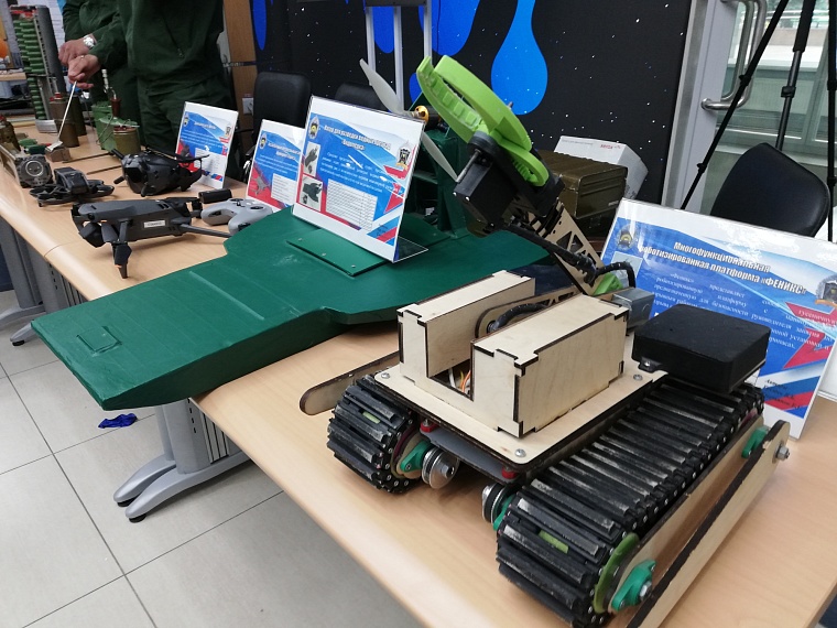 На ярмарке вакансий курсанты ТВВИКУ представили разработки, которые помогают при боевых действиях