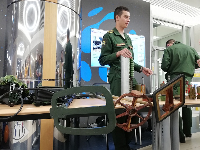 На ярмарке вакансий курсанты ТВВИКУ представили разработки, которые помогают при боевых действиях