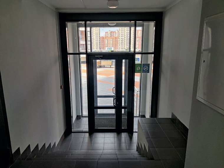 Двери на террасу закрыты на магнитные замки