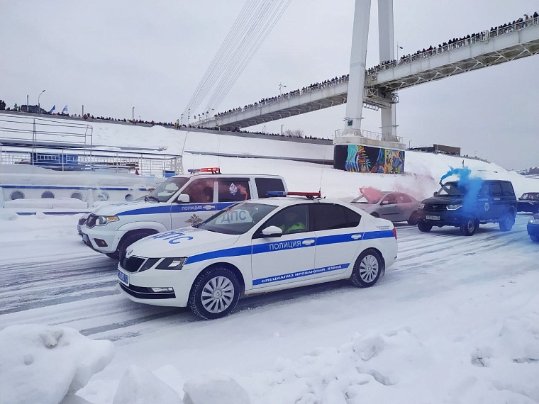 Спасение манекена и дрифт на полицейских машинах. В Тюмени продолжается "Спецоперация "Лед"