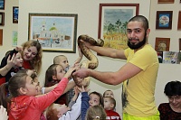 Весело и опасно: тюменец Феликс Булатов держит дома крокодила
