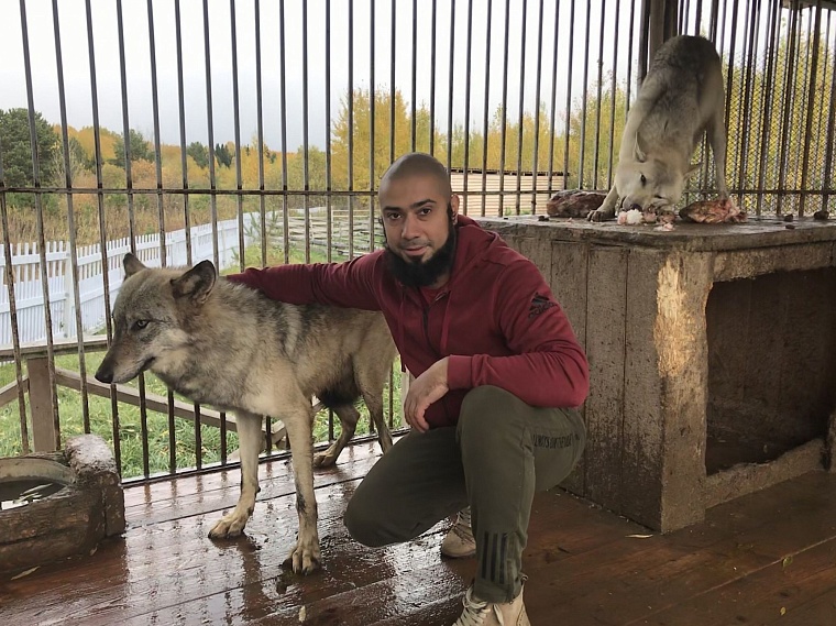 Весело и опасно: тюменец Феликс Булатов держит дома крокодила