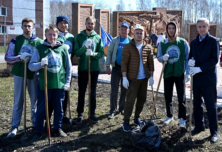 В Тюмени перед Днем Победы привели в порядок мемориал «Вечная слава подвигу деревни»