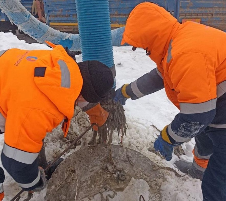 В Тюмени причиной засора канализации стали куски бетона и часть от стиральной машины