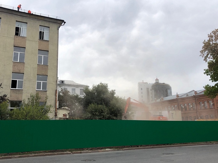 В Тюмени приступили к сносу главного корпуса ТюмГУ