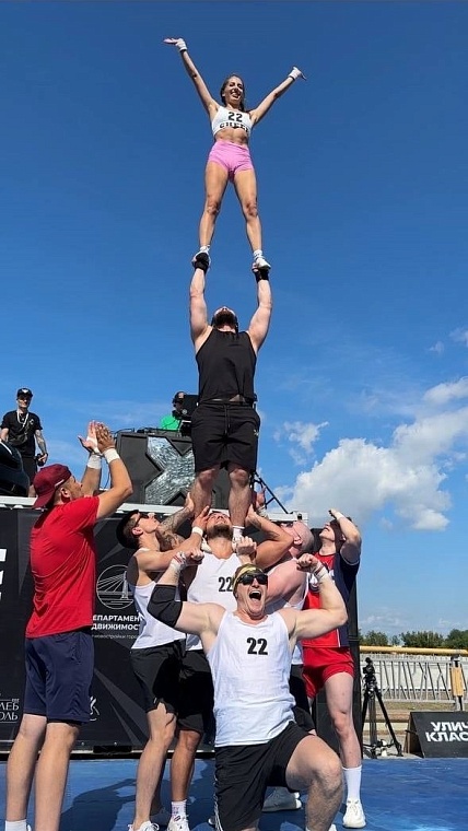 С Днем города тюменцев поздравили чирлидеры