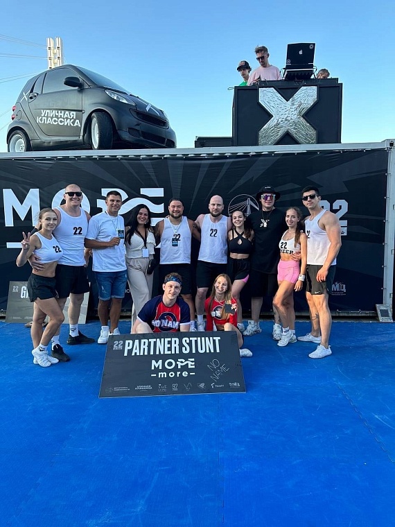 С Днем города тюменцев поздравили чирлидеры