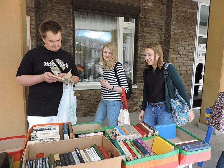 Афиша на уик-энд: танцы на улице, скейтборды и фламинго-пати