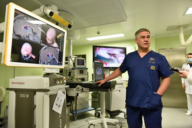 Почти 4 тысячи операций, три пациента младше месяца: тюменские нейрохирурги подвели итоги года