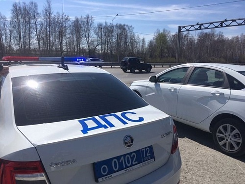 В Тюменской области сотрудники ГИБДД помогли доставить в больницу девочку, выпившую ядовитую жидкость