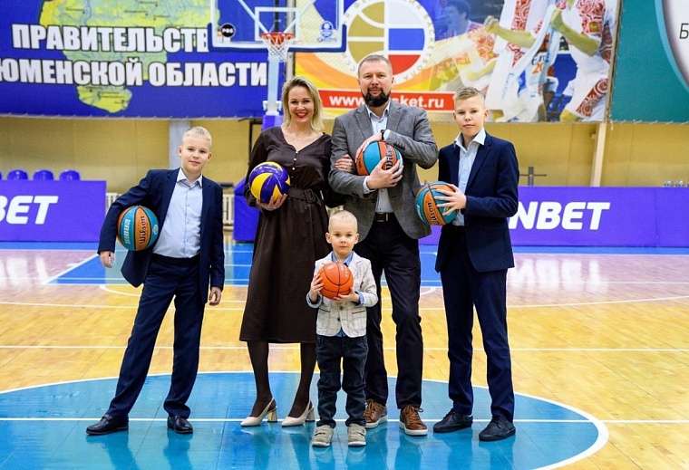 Он - баскетболист, она - волейболистка: тобольская семья растит трех сыновей в абсолютной гармонии