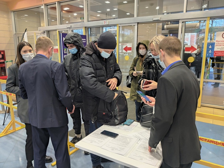 В тюменские торговые центры подростков не пускают без родителей