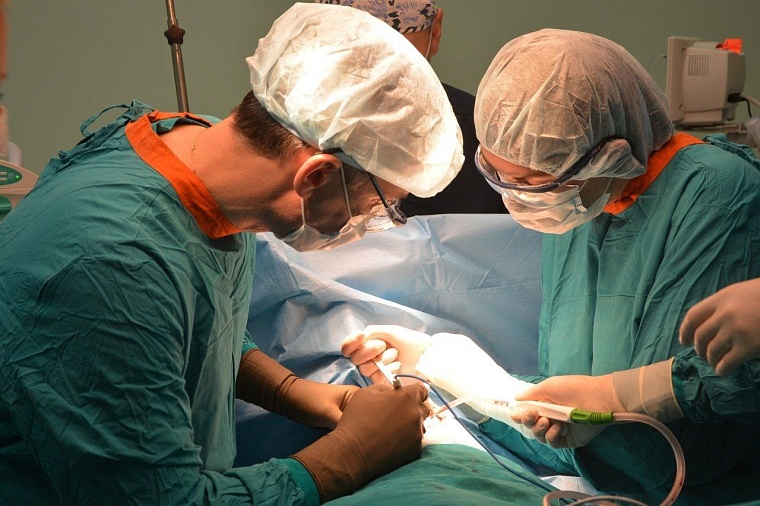 Тюменские хирурги спасли ребенка благодаря уникальной операции по удалению опухоли