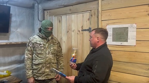 Бойцам в зону СВО доставили символ Ялуторовского района