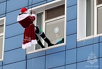 Тюменский Дед Мороз спустился с крыши по веревке к пациентам больницы