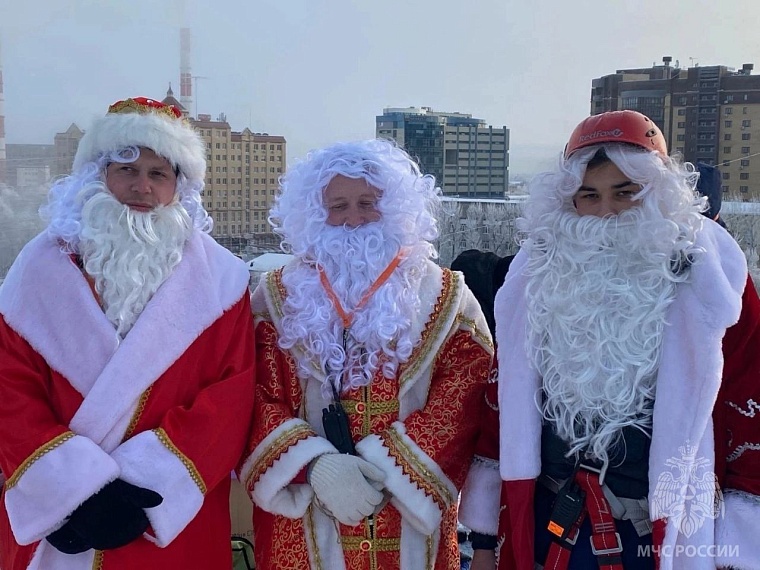 Тюменский Дед Мороз спустился с крыши по веревке к пациентам больницы