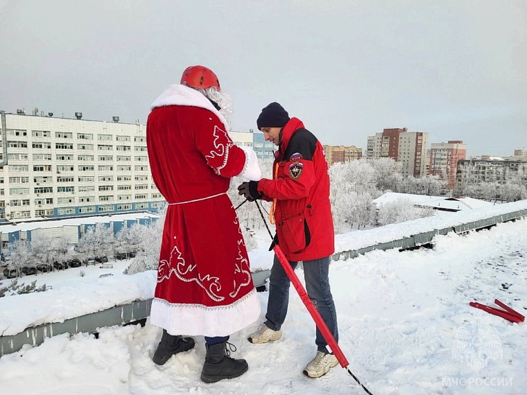 Тюменский Дед Мороз спустился с крыши по веревке к пациентам больницы