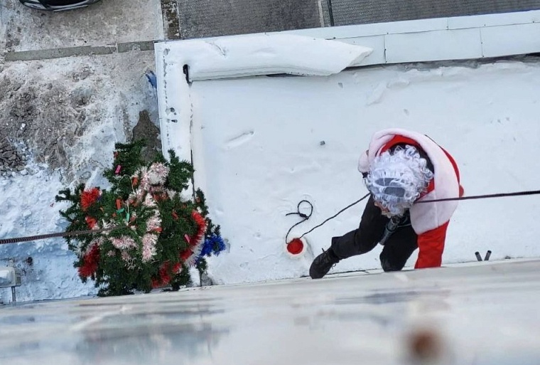 Тюменский Дед Мороз спустился с крыши по веревке к пациентам больницы