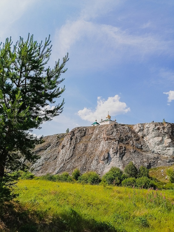 Вид на церковный камень и Казанскую церковь