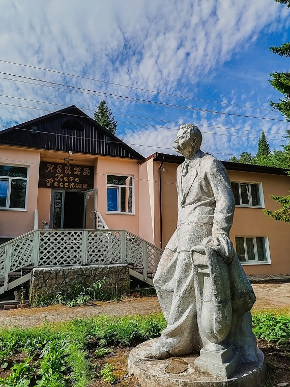 Во дворике дома отдыха своя атмосфера