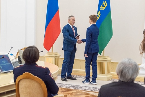 Александр Моор вручил первые паспорта молодым тюменцам