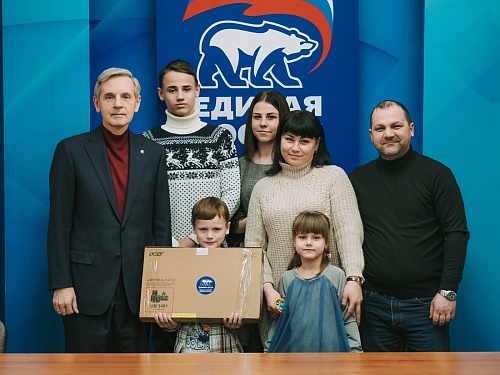 Многодетным семьям тюменских медиков подарили ноутбуки