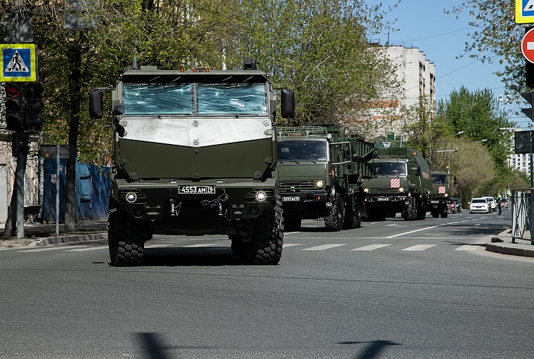 По улицам Тюмени едет военная техника