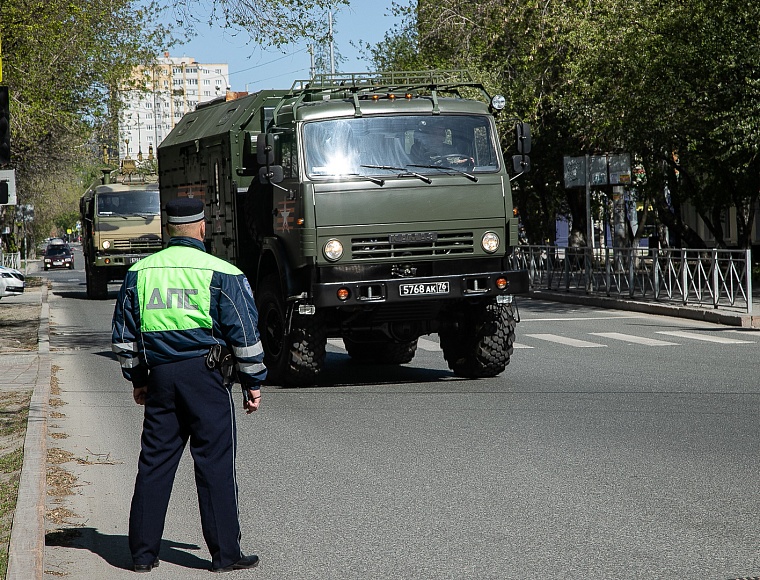 По улицам Тюмени едет военная техника