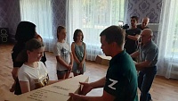 Ученики детско-юношеского центра в Краснодоне получили в подарок гитары