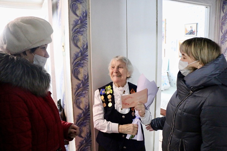 В Тобольске волонтеры приехали с поздравлениями к женщинам-ветеранам