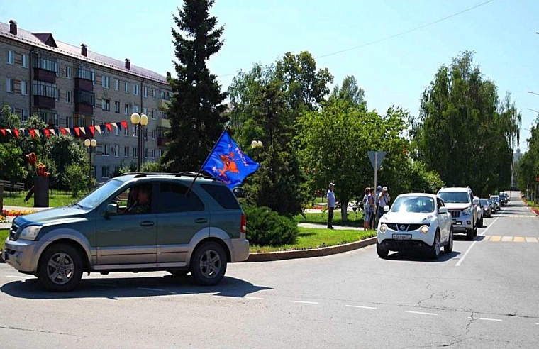 Участников автопробега в память о героях в Заводоуковске приветствовал летчик-герой Шарпатов