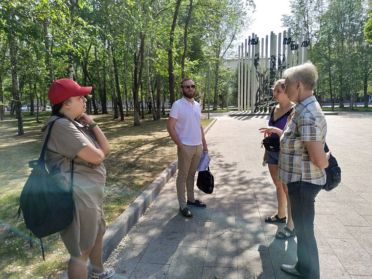 Владельцы собак просят вернуть площадку для выгула питомцев в сквере Якова Неумоева