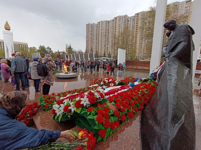 У мемориала "Свеча памяти" курсанты ТВВИКУ спели песню "От героев былых времён". Фоторепортаж