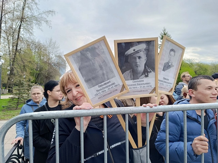 У мемориала "Свеча памяти" курсанты ТВВИКУ спели песню "От героев былых времён". Фоторепортаж