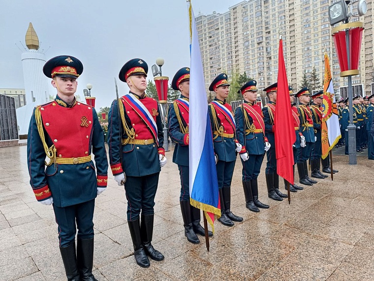 У мемориала "Свеча памяти" курсанты ТВВИКУ спели песню "От героев былых времён". Фоторепортаж