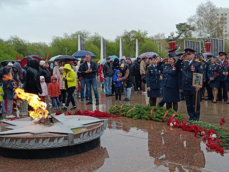 У мемориала "Свеча памяти" курсанты ТВВИКУ спели песню "От героев былых времён". Фоторепортаж