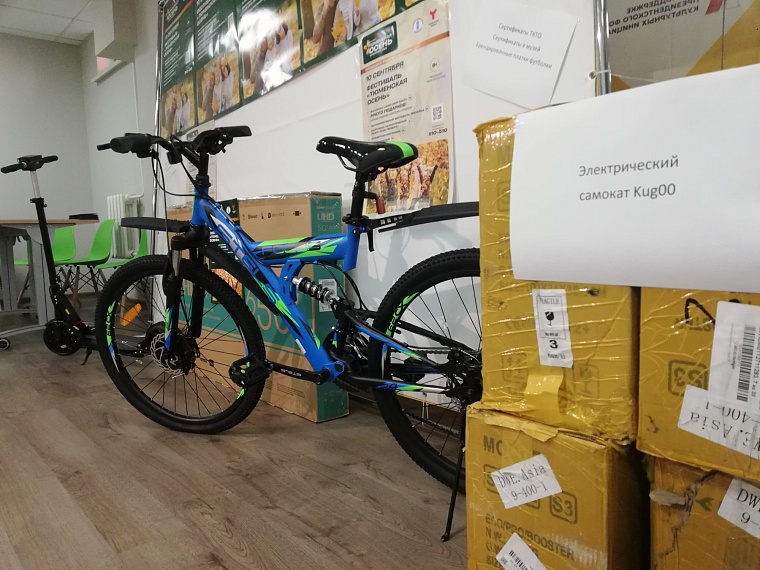 Смартфоны, электросамокаты, бытовая техника: журналистам показали подарки для участников викторины "Zнай свой край"