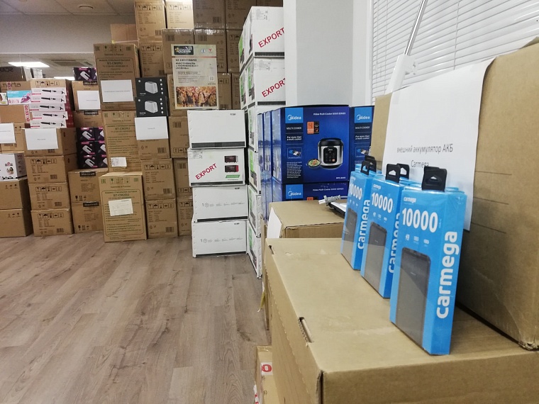 Смартфоны, электросамокаты, бытовая техника: журналистам показали подарки для участников викторины "Zнай свой край"