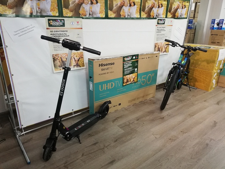 Смартфоны, электросамокаты, бытовая техника: журналистам показали подарки для участников викторины "Zнай свой край"